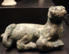 Tiger_from_a_ding_cover,_Shang_dynasty,_Anyang_period,_1200s_to_c._1050_BC,_bronze_-_Östasiatiska_museet,_Stockholm_-_DSC09671