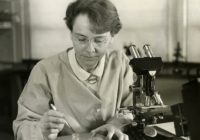 1280px-Barbara_McClintock_(1902-1992)_shown_in_her_laboratory_in_1947