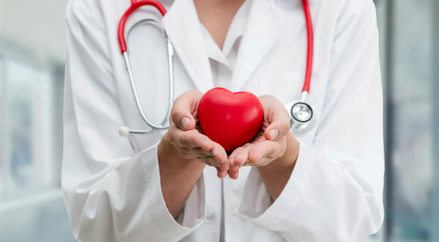 Doctor sosteniendo un corazón rojo